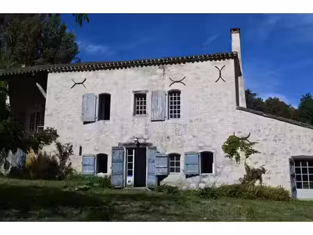 magnifique domaine en pierre du xviiie siècle avec maison  dépendances  grange et pigeonni