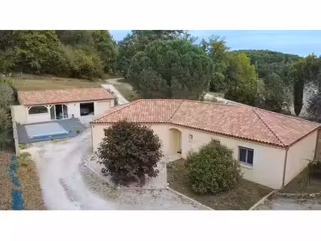 maison contemporaine avec piscine sur 5 000 m2 de terrain