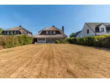 villa de caractère avec garage et grand jardin