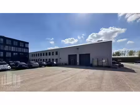 bureaux modernes de 850 m² et 1.000 m² d’espace de stocka...