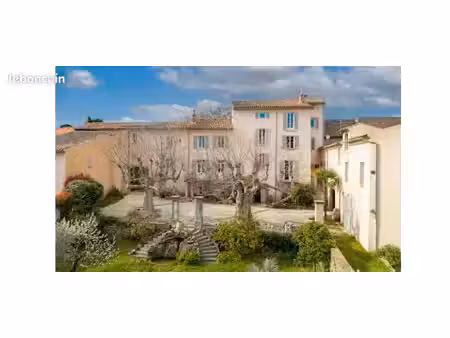 part. vends ensemble immobilier en provence  à rénover