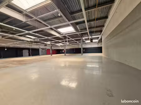 local commerciale de 1 500 m² a louer