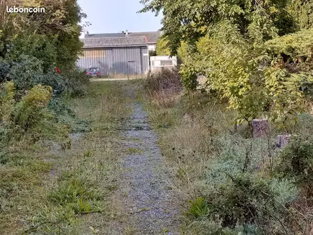 vend terrain a batir surface pres de 2000 m2 en zone 1 a 2 minute du centre ville et de ro