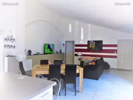 maison mitoyenne 110 m2   parking  terrasse  jardin  plein pied  climatisation