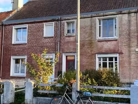 maison à côté de la gare avec cour et jardin