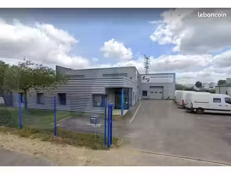 local 740 m²