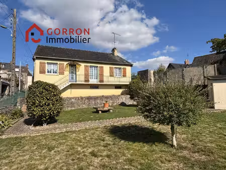 pavillon dans le centre de gorron