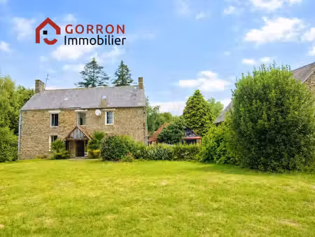 maison en pierre dans un petit hameau