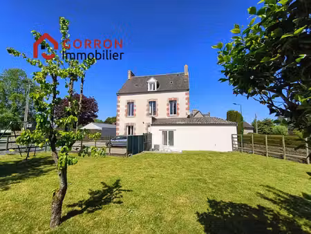 grande maison en pierre avec jardin