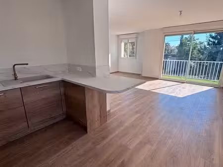 appartement t3 rénové avec cour  balcon et parkings