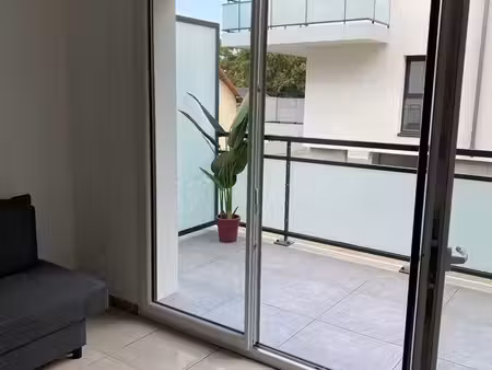 studio récent de 31 m² avec balcon et place de parking - voglans