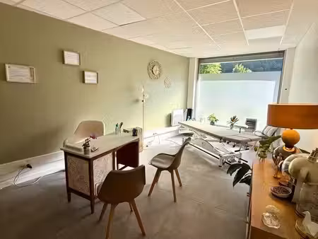 local pro bureau avec vitrine – entrée de cluses