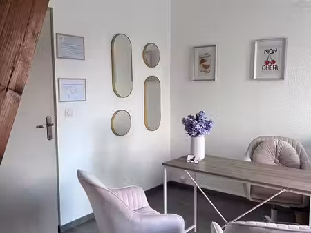 local pro lumineux de 16 m² à bassin  sous les combles  tout compris (eau  électricité  in