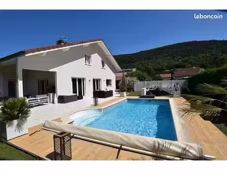 maison familiale 172 m² habitables (223 m² utiles)   5 chambres  piscine