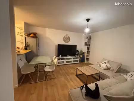 combs-la-ville : f2 44 5 m² avec terrasse et parking  à 2 min du rer