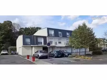 t2 lumineux de 45 m² au calme – dernier étage – vue sur bois – box fermé + parking
