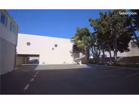 unique – plateau de 220 m² avec terrasse 31 m² & parking surveillé – idéal tiers-lieu / ré
