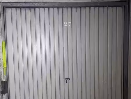 vends box fermé aménagé