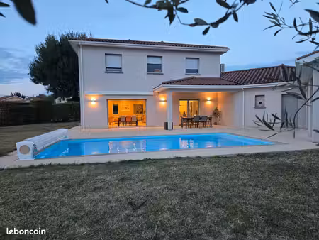 maison familiale de 155 m² habitables  piscine au sel  pool house  950 m² de terrain  au c