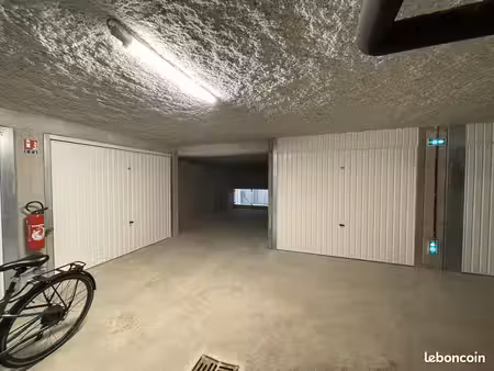 parking 17m2 / possibilité de transformation en garage avec borne