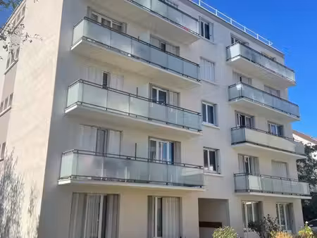 grand f1 de 30 m² à poissy avec balcon & parking