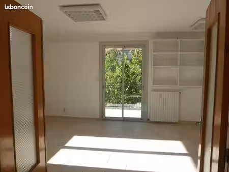 t3 avec parking  petite terrasse et extérieur