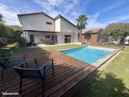 villa contemporaine avec de beaux volumes de 240 m2 comportant 7 pièces très joliment arbo