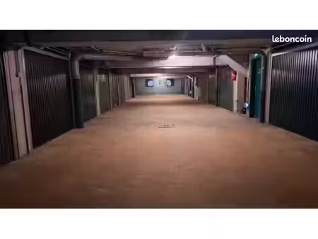 grand box fermé 14 m2 sécurisé