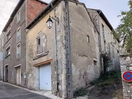 immeuble avec garage 40 m² + 1 étage  2e niveau possible – centre ruffec
