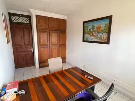 bureau meublé 15 m² lumineux – cayenne