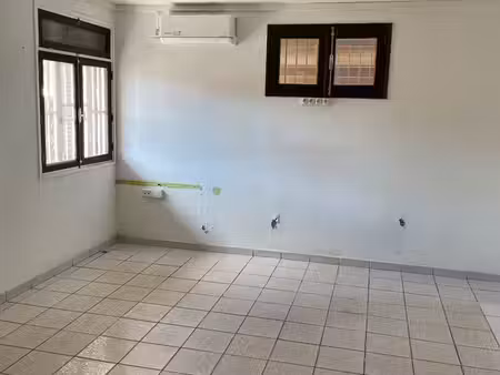 grand bureau 25 m² - cayenne