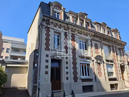 maison de caractère  7 chambres avec jardin et stationnement? en plein centre de saint-que