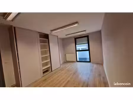 bureau ou cabinet à louer derrière de la gare et 50m parking robien centre-ville saint-bri