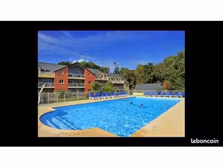 beau t2 lumineux ensoleillé avec terrasse et piscines