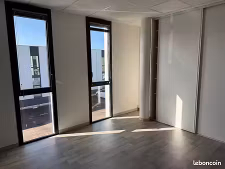 bureau 17m² parfait état  lumineux