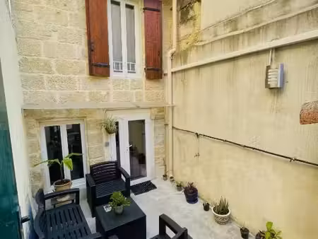 maison de village rénovée avec cour – 2 chambres – centre de gallargues-le-montueux