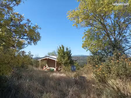 mazet et terrain avec belle vue
