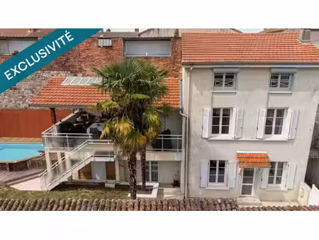 maison de ville de 112 m² avec jardin  piscine et terrasse.
