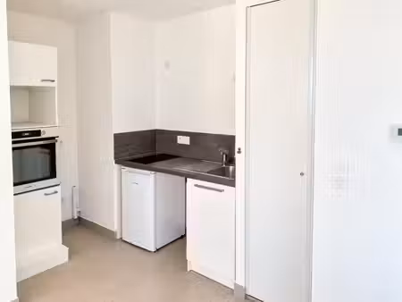 beau t2 avec parking et véranda à caluire et cuire