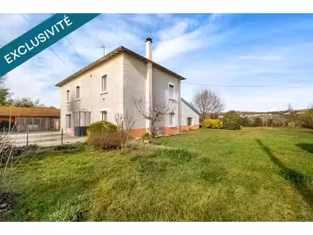 maison en pisé avec du terrain