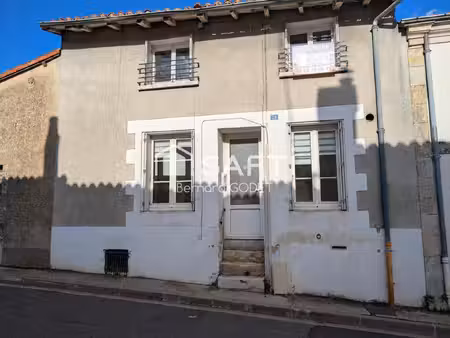 charroux – maison de ville 4 chambres  habitable sans travaux