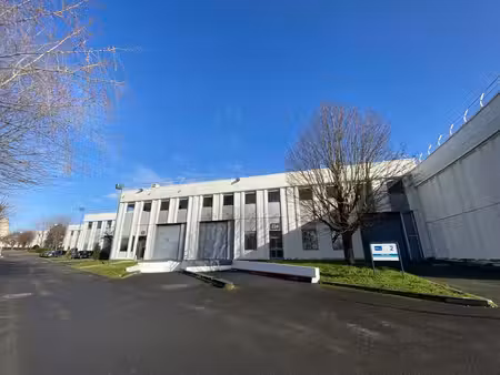 location entrepôt 705m²
