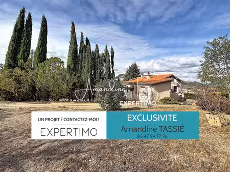 au calme sur les hauteurs  une maison à rénover avec terrain constructible.