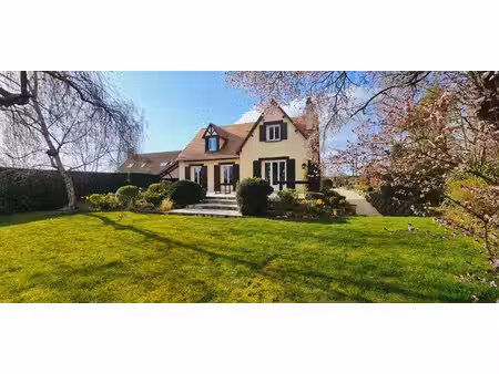 belle maison avec son terrain arboré.