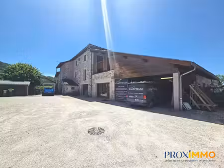 local commercial avec bureaux  zone de stockage et stationnement