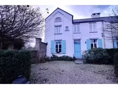 superbe maison 3 façades de caractère.