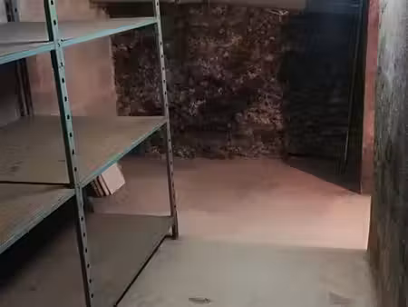 grande cave de 13 m² avec deux points lumineux intérieur