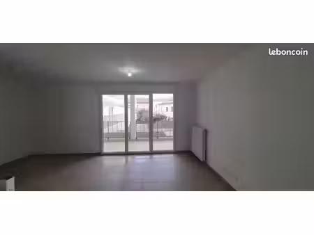 t2 récent avec terrasse et parking - trets