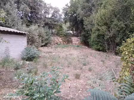 terrain plat de 800m2 (ou moins) avec cabanon à louer