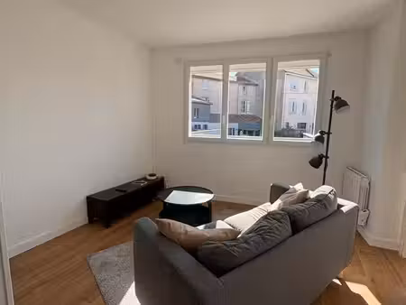 studio meublé 30 m² rénové avec balcon – hyper centre bressuire
